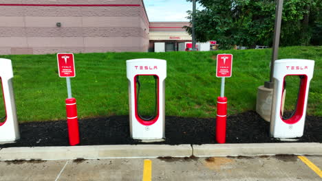 Sobrealimentadores-Tesla-En-Estacionamiento