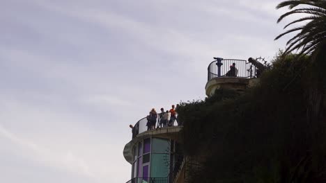 Gente-Mirando-Desde-El-Balcón-De-Europa-En-Nerja,-España