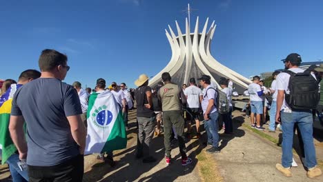 Der-Pro-Waffen-Protest-In-Der-Stadt-Brasilia,-Als-Der-Brasilianische-Präsident-Bolsonario-Ein-Dekret-Unterzeichnete,-Das-Es-Den-Brasilianern-Erleichtert,-Waffen-Zu-Hause-Zu-Behalten