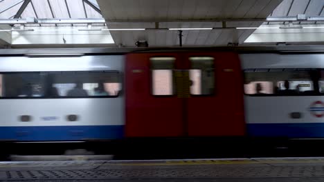 Tren-De-La-Línea-Jubilee-En-Dirección-Sur-Acercándose-A-La-Plataforma-En-La-Estación-De-Metro-De-Finchley-Road-El-27-De-Mayo-De-2022