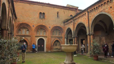 Touristen-Im-Innenhof-Der-Basilika-Von-Santo-Stefano,-Bologna,-Italien-–-Weitwinkelaufnahme