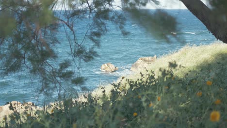 Windige-Raue-Küste-Vor-Der-Insel-Lesbos-Mit-Blick-Auf-Die-Türkische-Küste