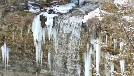 Wunderschöner-Wasserfall-In-Einer-Eisigen-Naturumgebung