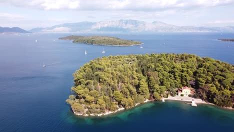 Madouri-Insel-Und-Kloster-In-Nidri,-Lefkada,-Griechenland---Malerische-Luftaufnahme-Nach-Vorne