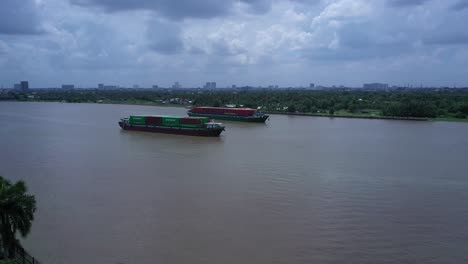 Drohne-Fliegt-Zu-Großen-Flussbooten,-Die-Schiffscontainer-Auf-Dem-Saigon-Fluss-In-Ho-Chi-Minh-Stadt-Transportieren,-Als-Teil-Der-Lieferkette-Für-Den-Transport-Von-Exporten-Zu-Tiefseehäfen