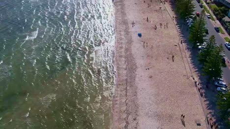 Drohne-Schwenkt-Vom-Strand-Auf-Die-Küste