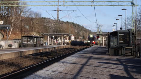 Tren-Mtr-Llegando-A-La-Estación-De-Tren-Partille,-Transporte-En-Vastra-Gotaland