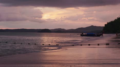 4K-Kinolandschaftsaufnahmen-Des-Wunderschönen-Strandes-Von-Ao-Nang-In-Krabi,-Im-Süden-Thailands,-Während-Eines-Wunderschönen-Sonnenuntergangs