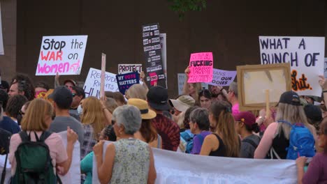 Carteles-De-Protesta-Por-La-Prohibición-Del-Aborto-Por-Parte-De-La-Corte-Suprema-De-EE.UU.