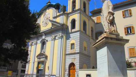 Exterior-De-La-Fachada-De-La-Iglesia-De-San-Pasquale-Con-La-Estatua-De-Carlo-Poerio-En-El-Distrito-De-Chiaia-En-Nápoles,-Italia