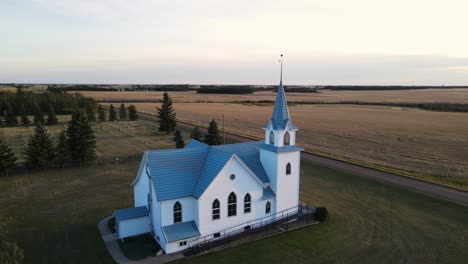 Eine-Alte-Christliche-Kirche,-Die-Bei-Sonnenuntergang-In-Nordamerika-Von-Oben-Betrachtet-Wird