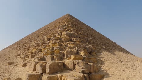 Mirando-Hacia-El-Punto-De-La-Pirámide-Doblada-En-La-Necrópolis-Real-De-Dahshur