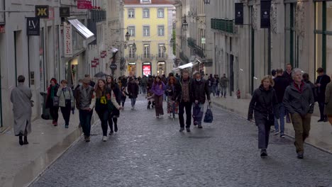 Gente-Caminando-Por-La-Calle-Rua-Do-Carmo-El-Fin-De-Semana