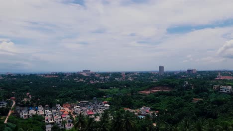 Vista-Panorámica-Del-Distrito-De-Mangalore.-Vuelo-Aéreo-Hacia-Adelante