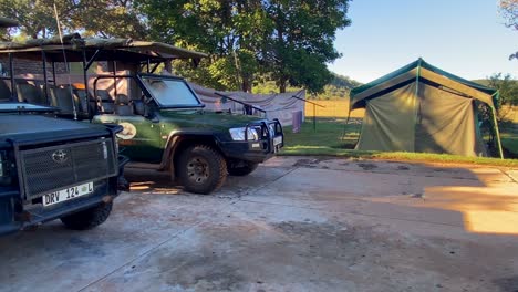 Vehículos-De-Safari-Turístico-Y-Refugios-De-Campamento-En-Reserva-Nacional-En-Sudáfrica