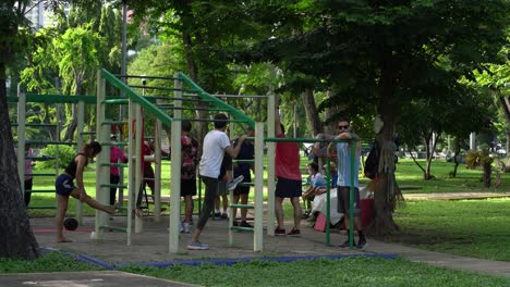 Grupo-De-Personas-Haciendo-Ejercicio-Temprano-En-La-Mañana-En-El-Parque-Lumpini,-Bangkok