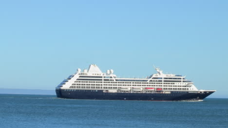 Un-Gran-Crucero-Que-Sale-De-Lisboa-Hacia-El-Océano-Atlántico