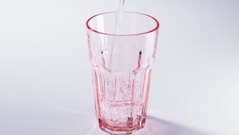 Reines-Wasser-Wird-In-Zeitlupe-In-Glas-Gegossen,-Nahaufnahme