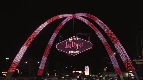 4k-Dejando-El-Letrero-De-Las-Vegas-Conduciendo-Tira-De-Rastreo-En-La-Noche-Luces-De-Neón