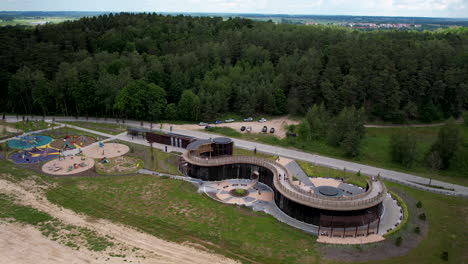 Popular-Torre-De-Graduación-De-La-Mina-De-Sal-De-Wieliczka-En-La-Ciudad-De-Lidzbark-Warmiński,-Polonia,-Con-Vistas-A-Un-Parque-Recreativo