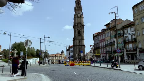Torre-De-La-Iglesia-De-Los-Clérigos-Desde-La-Vista-De-La-Calle-En-La-Ciudad-De-Porto,-Portugal