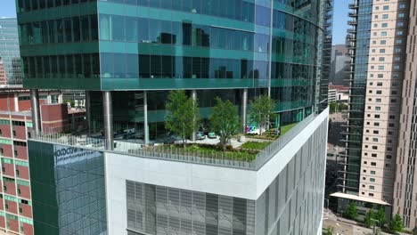 Glas-Wolkenkratzer-Bürogebäude-Mit-Begrüntem-Wohndach