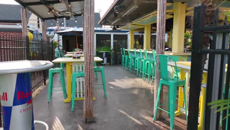 Outdoor-table-top-and-bar-seating