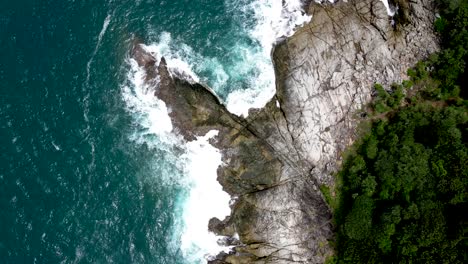Luftaufnahme-Aus-Der-Vogelperspektive-über-Wellen,-Die-Sich-An-Den-Küstenfelsen-In-Phuket-Brechen