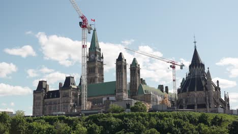 Parliament-of-Canada-seen-from-Major's-Hill-Park-in-Ottawa,-Canada-on-a-sunny-summer-day-before-Canada-Day-2022---4K-slow-motion
