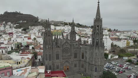 Majestic-Neo-Ghotic-style-Arucas-Church-against-cityscape,-Canary-Islands,-Spain