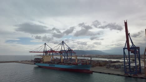 Statische-Totalaufnahme-Eines-Mit-Frachtcontainern-Beladenen-Containerschiffs,-Das-Im-Italienischen-Hafen-Angedockt-Ist