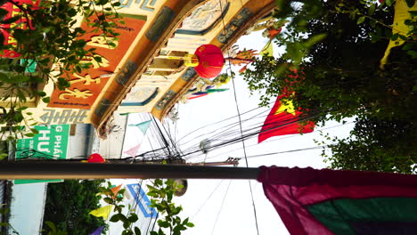 Vietnamesische-Stadtszene-Mit-Hängender-Roter-Papierlaterne,-Die-Sich-Im-Wind-Wiegt