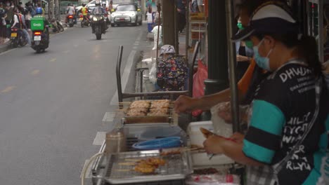 Straßenimbissstand-Mit-Spießenverkauf-In-Der-Soi-Sala-Daeng-1,-Si-Lom