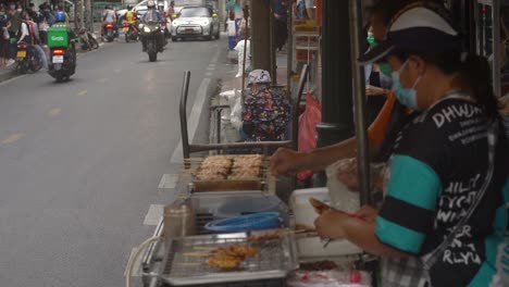 Puesto-De-Comida-Callejera-Que-Vende-Brochetas-En-Soi-Sala-Daeng-1,-Si-Lom