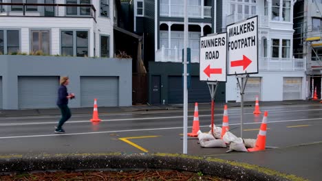 Sportliche-Menschen-Laufen-Und-Gehen-Entlang-Der-Orientalischen-Parade-Während-Des-Gazley-Volkswagen-Wellington-Marathon-2022