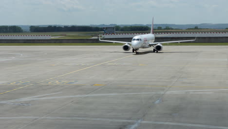 Air-France-Hop-Avión-Taxis-A-La-Puerta-De-Embarque-Después-De-Aterrizar-En-El-Aeropuerto-Charles-De-Gaulle