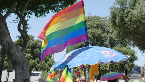 Primer-Plano-De-Una-Bandera-Del-Arco-Iris-En-El-Puesto-Del-Desfile-Del-Orgullo-Gay