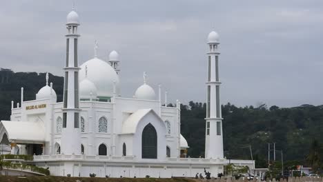 PADANG,-INDONESIA---May-21th-2022---Al-Hakim-Mosque-beside-the-Beach