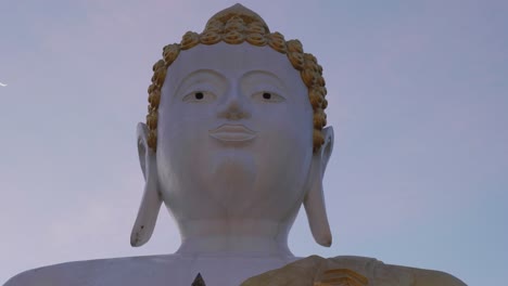 4K-Filmaufnahmen-Religiöser-Reisen-Einer-Riesigen-Buddha-Statue-Im-Tempel-Wat-Phrathat-Doi-Kham-In-Chiang-Mai,-Nordthailand,-Während-Eines-Wunderschönen-Sonnenuntergangs-Auf-Einem-Berggipfel