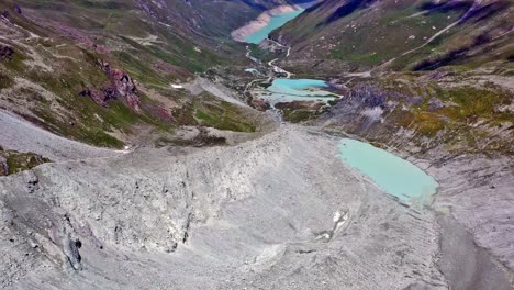 Vuelo-De-Drones-Desde-El-Glaciar-Moiry-Hacia-El-Embalse-Y-La-Presa-Moiry-En-Valais,-Suiza