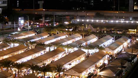 Mercado-Nocturno-De-Ferias-Jodd-Con-Muchas-Personas-Para-Ir-De-Compras-Y-Comer-Comida-Callejera-En-Bangkok,-Tailandia