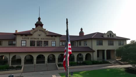 Fort-Worth-Edificio-De-Intercambio-De-Ganado-Con-Bandera-Americana