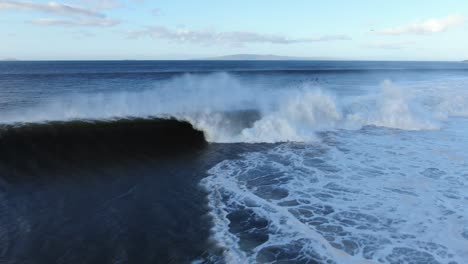 Surfer-Fangen-Große-Wellen-In-Maalaea,-Hawaii