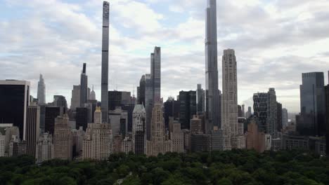 Luftaufnahme-über-Den-Central-Park,-In-Richtung-Wolkenkratzer-Im-Bewölkten-Midtown,-New-York,-USA
