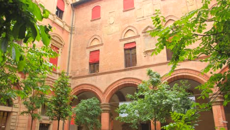 Fachada-Del-Palazzo-D&#39;accursio,-Edificio-Palazzo-Comune-Desde-El-Patio-En-Bolonia,-Italia