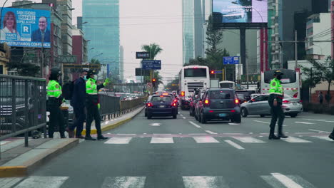 Polizistinnen-Leiten-Den-Verkehr-Zur-Unfallverhütung-In-San-Isidro,-Lima,-Peru