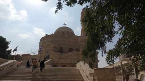 Blick-Auf-Die-St.-Georgs-Kirche-Im-Koptischen-Kairo-In-Ägypten-Und-Besucher,-Die-Treppen-Dorthin-Hinaufsteigen