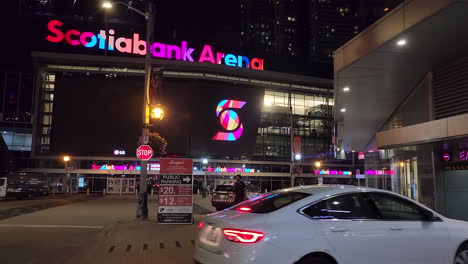 Push-in-De-Scotiabank-Arena-En-Toronto-En-La-Noche,-Coche-De-Policía-Afuera