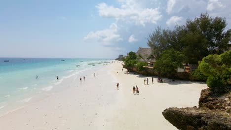 Nungwi-Beach,-Zanzibar---Tanzania---18-De-Junio-De-2022---Varios-Resorts-En-La-Costa-Del-Océano-índico-En-Nungwi-Beach