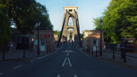 Vehículos-Que-Cruzan-El-Puente-Colgante-De-Clifton-En-Bristol,-Inglaterra,-Reino-Unido